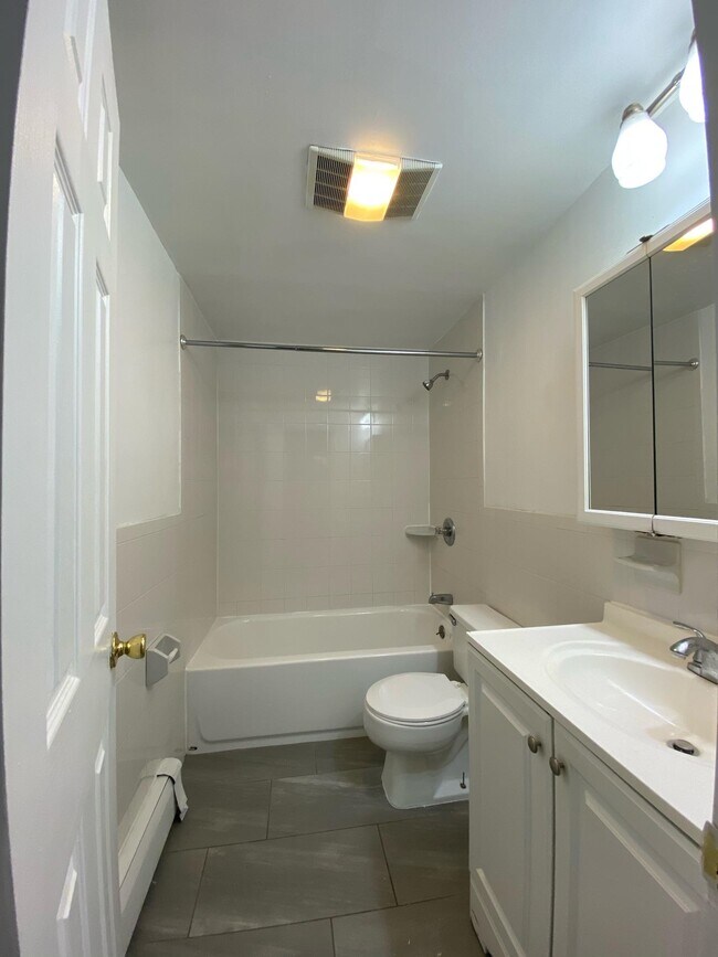 Building Photo - 174 Grand St