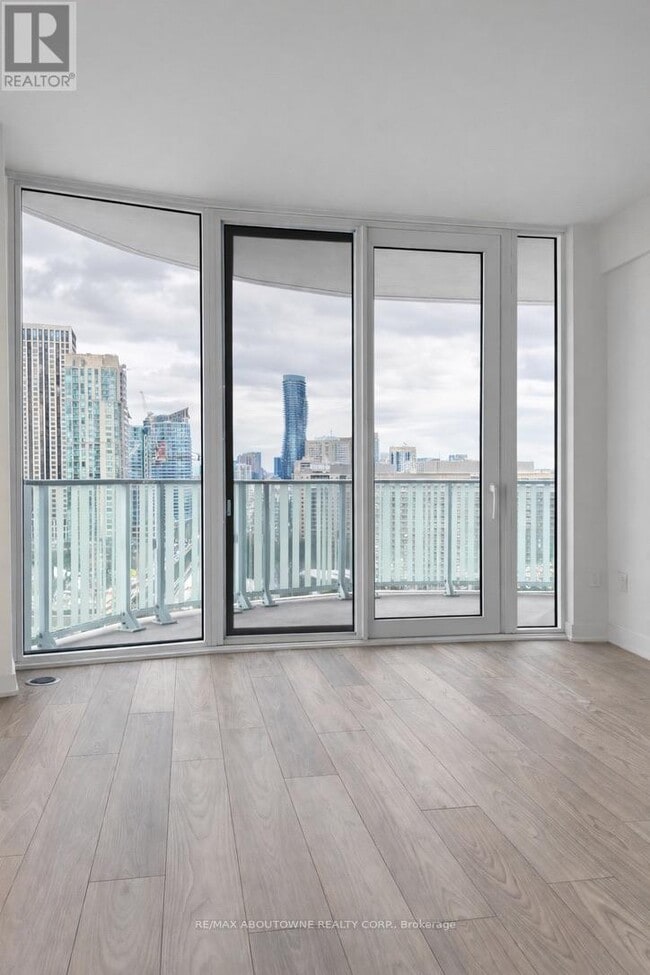 Photo du bâtiment - 1 Fairview Rd E