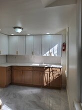 Building Photo - 26 Vineyard Ave
