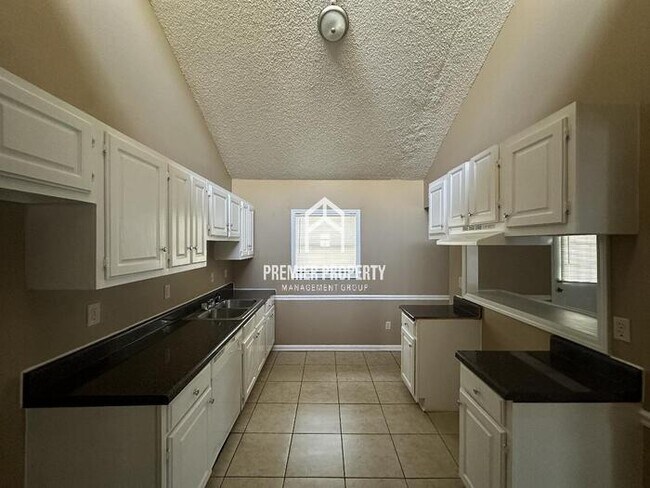 Foto del edificio - 6743 Kamali Ave