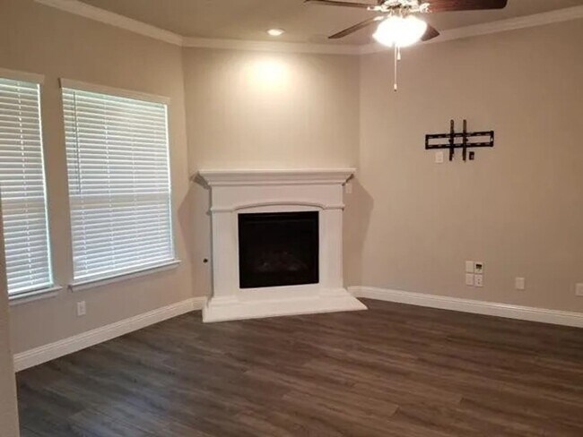 Foto del edificio - Coming Soon! 4BR/3.5BA | Updated Single Family Home | 2-Car Garage Parking | Fenced backyard