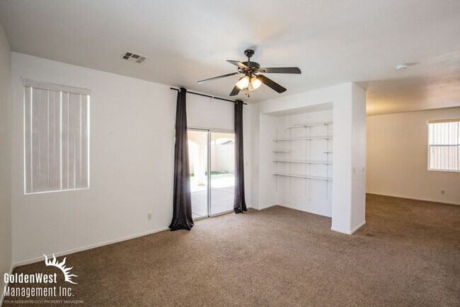 Foto del edificio - Bright & Spacious 3Bdm 2.5Ba Home with Private Backyard in Las Vegas