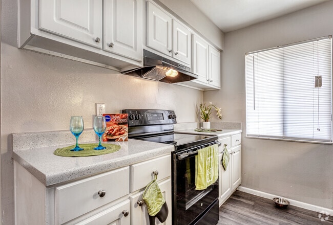 Interior Photo - Shoreline Pointe