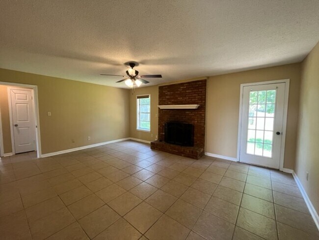 Foto del edificio - Renovated 4 Bedroom 2 Bath home for Rent!