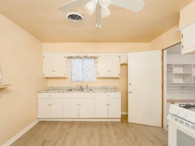 Foto del edificio - 9909 N McKinley Ave