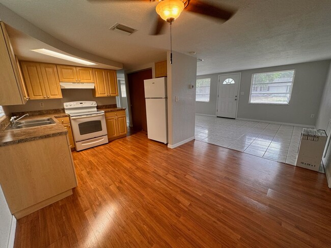 Building Photo - 2 Bedroom 1.5 Bath Clean & Cozy Home for Rent