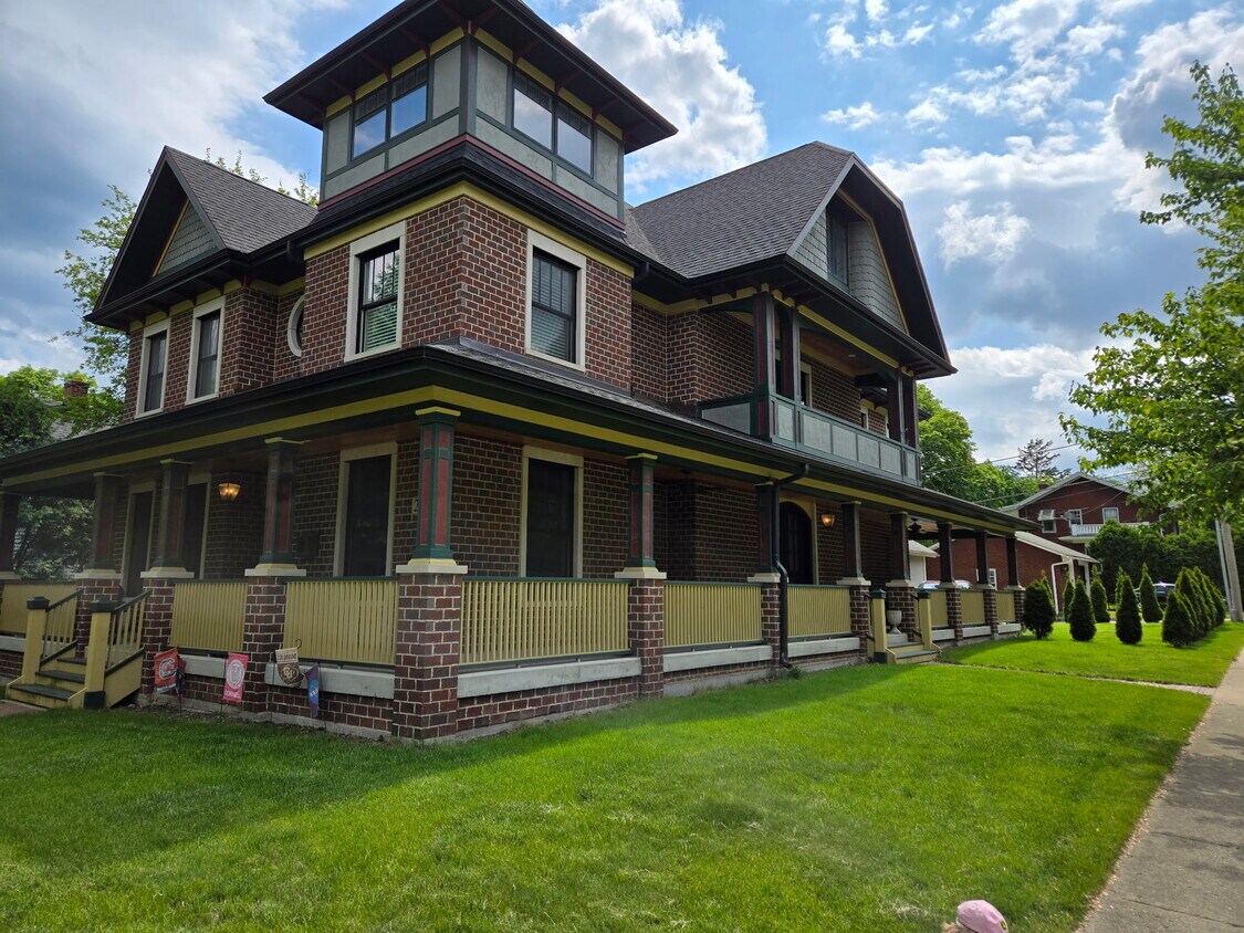 Foto principal - 203 S Columbia St