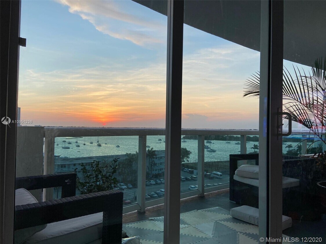 Foto principal - 7900 Harbor Island Dr