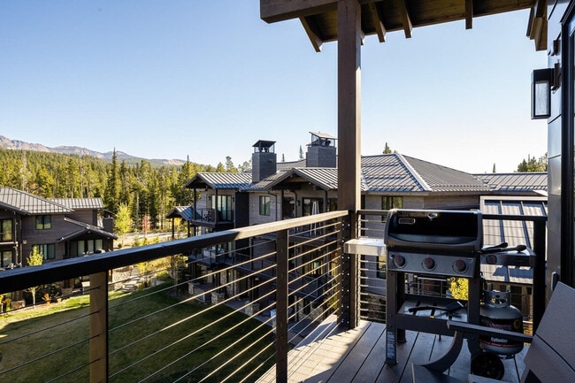 Building Photo - 12 Wildwood Rd W