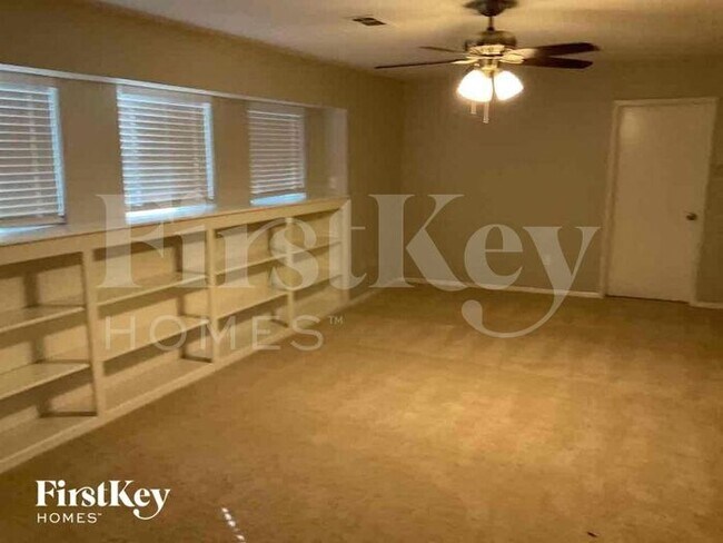 Building Photo - 16911 Memorial Oaks Ln