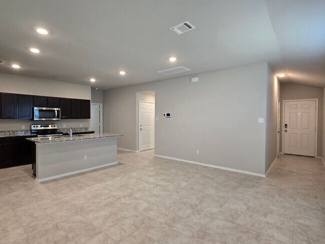 Foto del edificio - NEW IN MANAGEMENT - AVAILABLE NOW!