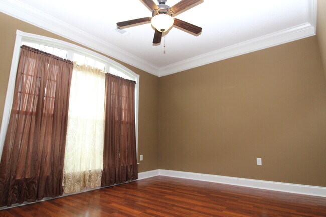 Building Photo - 702 English Oak Dr