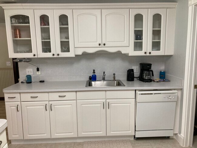 full kitchen, coffee & tea station - 9399 Smith Rd