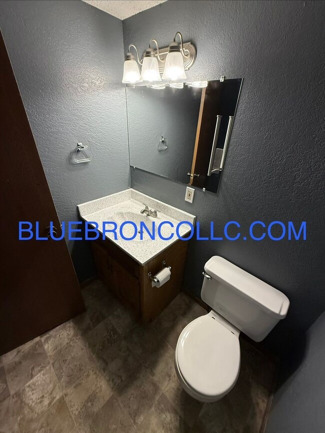 Building Photo - Updated unit with fresh paint and modern finishes!