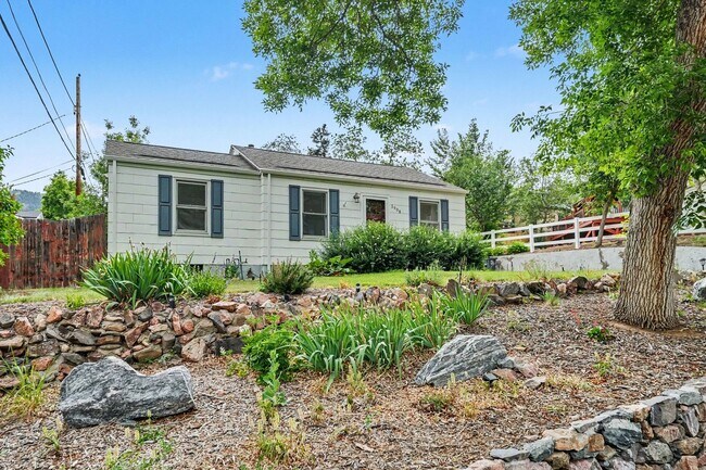 Foto del edificio - Charming Golden Retreat with a Backyard Oasis, Garden Dreams & Bonus Loft Office!