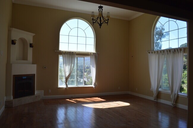 Building Photo - 43 La Paloma Ct