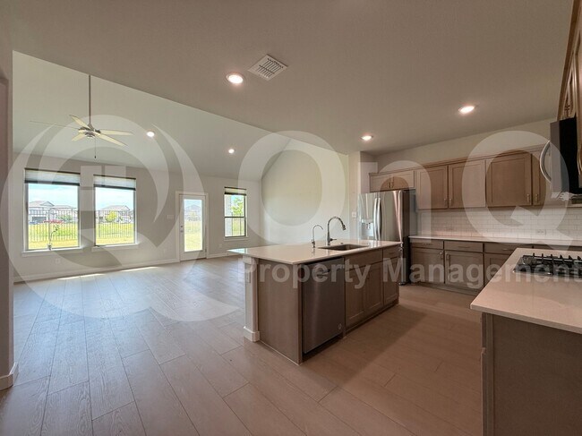 Foto del edificio - 405 Loganberry Dr