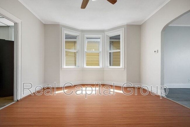 Building Photo - 305 Cable St