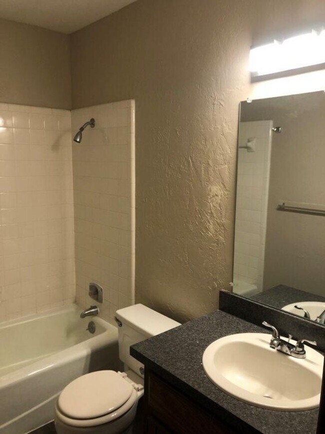 Foto del edificio - Moore Schools! 2 bed, 2 full baths, garage...
