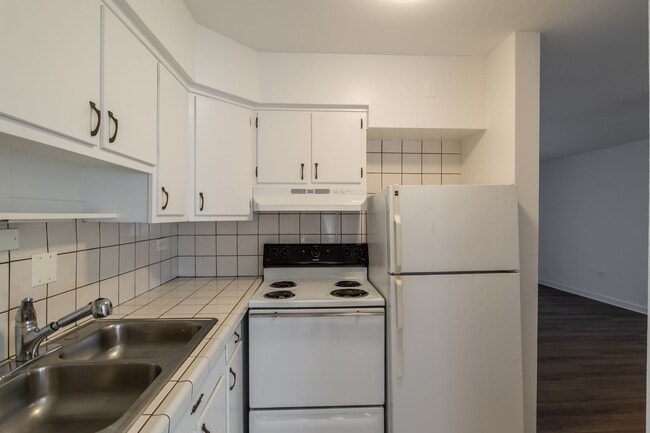 Building Photo - Elmhurst Deluxe One Bedroom Apartment