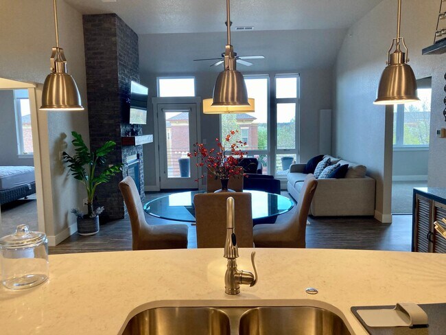 Foto del edificio - Spacious 3-Bed, 2-Bath Condo in the Desirable Rigden Farm Area