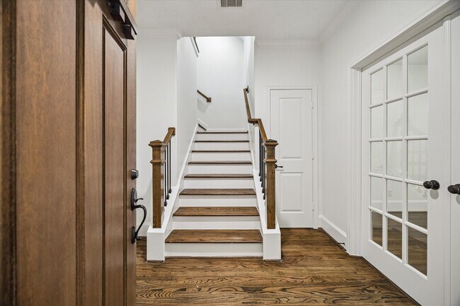 Building Photo - 1110 W 25th St