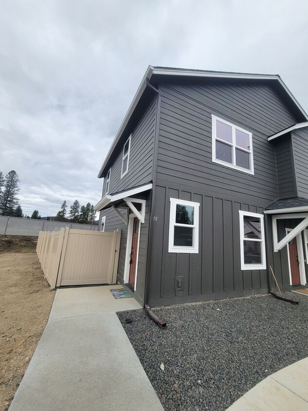 Primary Photo - Brand New 3 bedroom, 2 bathroom Town home ...