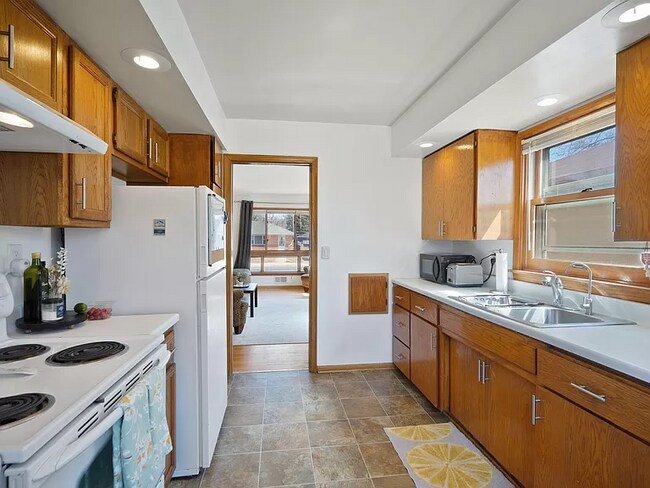 Building Photo - 5538 S 28th Ave