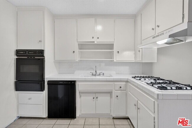 Foto del edificio - 15540 Moorpark St
