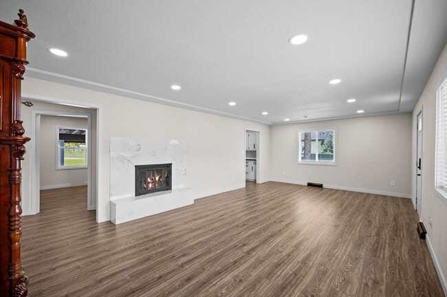 Building Photo - Gorgeous North Side Home With Shop!