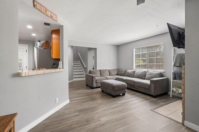 Building Photo - 9049 Laguna Springs Way