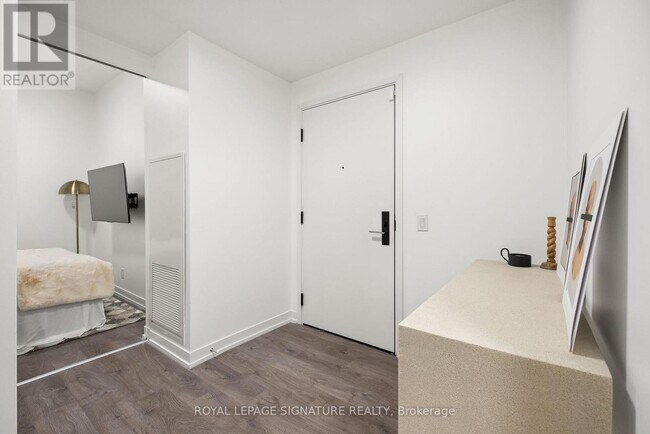 Building Photo - 270 Dufferin St