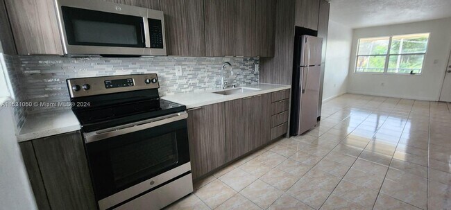 Building Photo - 605 W 68th St