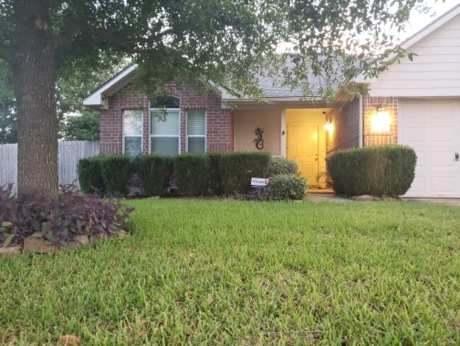 Building Photo - 2703 Silk Tree Ln