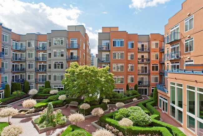 Foto del edificio - 2415 2nd Ave