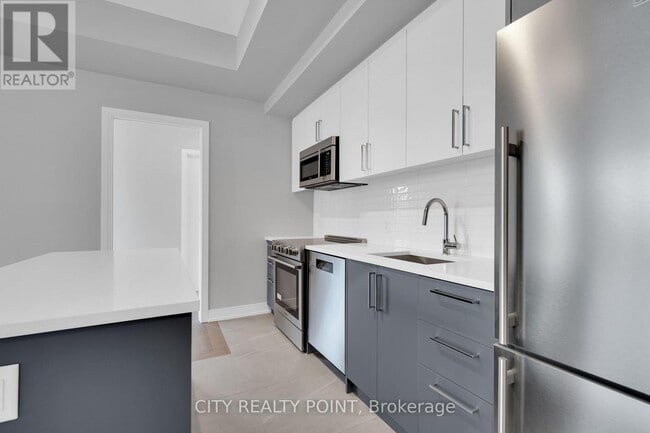 Building Photo - 664 Spadina Ave.