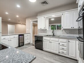 Building Photo - 12136 Thorn Ridge Rd