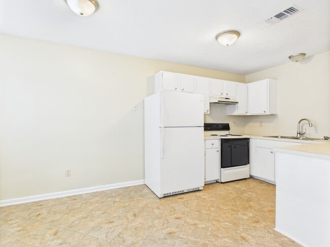 Building Photo - 700 San Pedro Dr