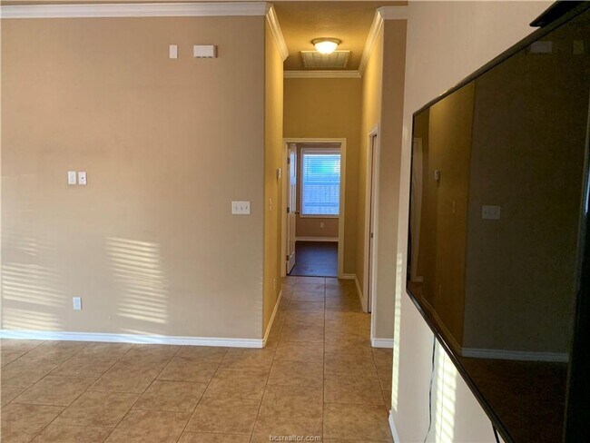 Building Photo - Beautifully renovated 4 bed, 3 bath house ...