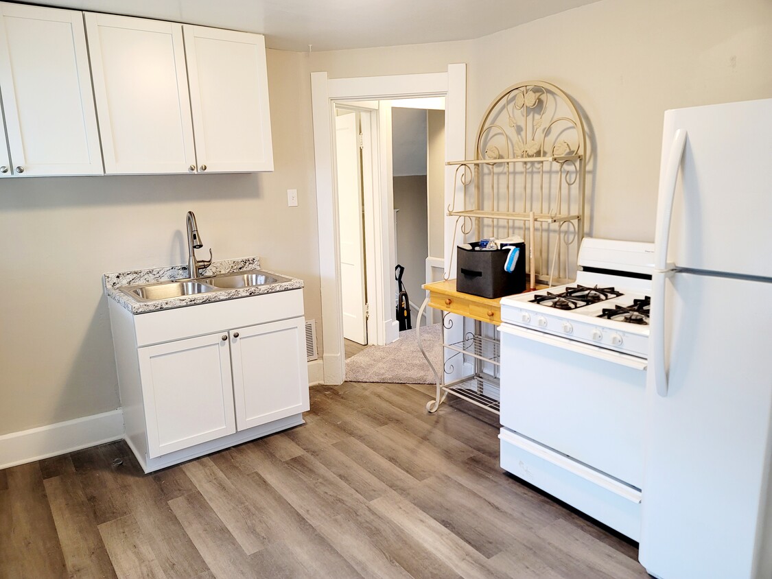 Kitchen - 3933 Homewood Ave