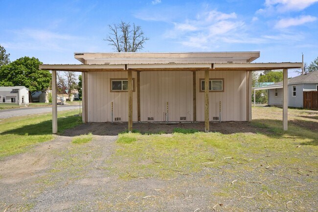 Foto del edificio - 420 E Sanson Ave