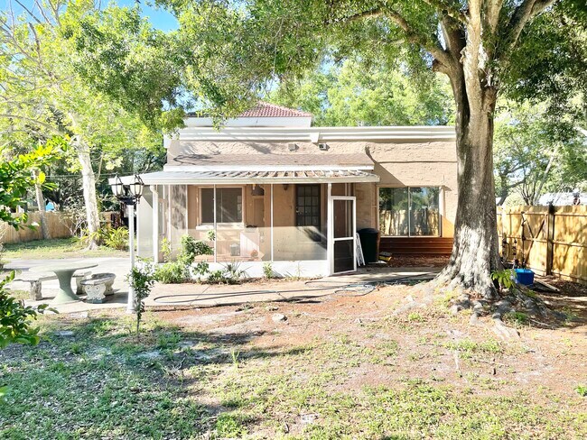 Building Photo - 1105 Freemont St S