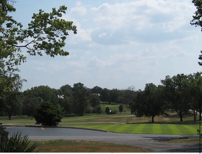 Foto del edificio - 2205 Country Club Dr
