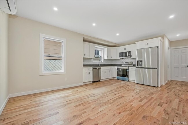 Building Photo - 220-11 139th Ave
