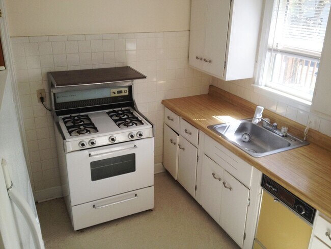 Building Photo - Nice 2 BR Duplex near Southland Drive! HW ...