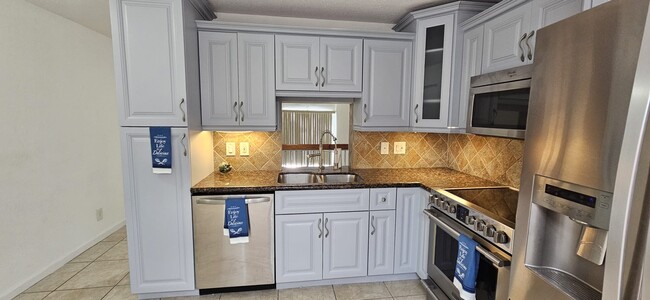 Building Photo - 2542 Riverside Dr