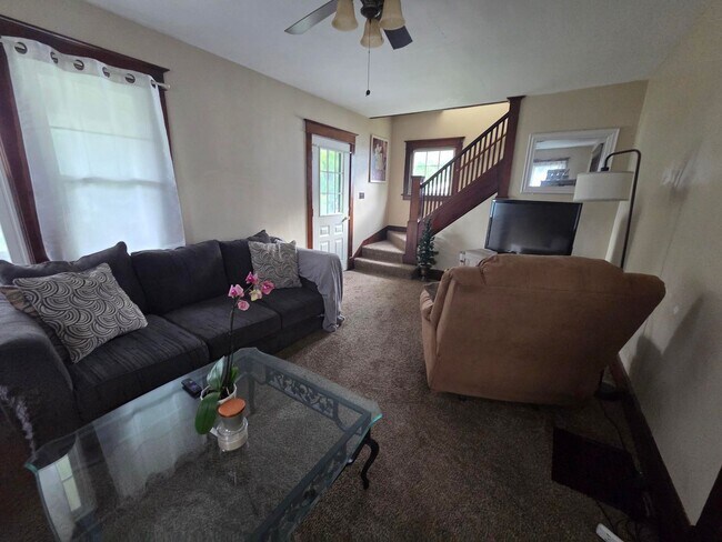 Foto del edificio - 3 Bedroom 1-bathroom single family 2 story house