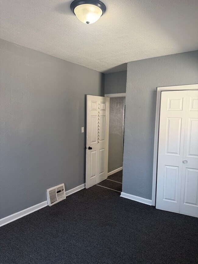 Foto del edificio - Located in Milwaukee’s Harambee/Riverwest area, the property benefits from proximity to downtown,...