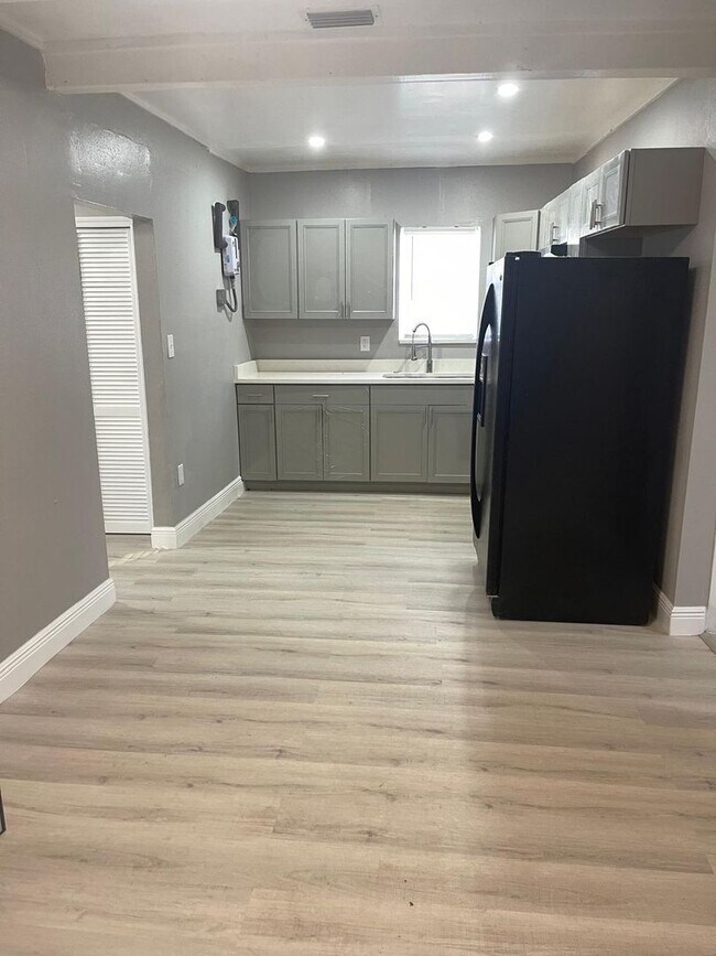 Foto del edificio - Charming 2-Bedroom Duplex with All Utiliti...