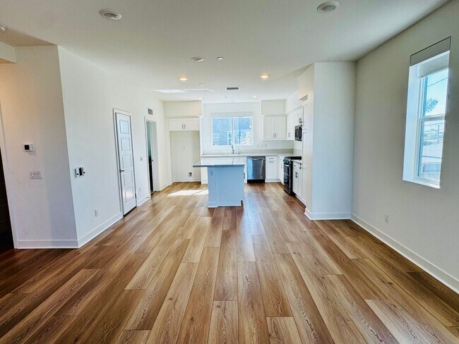 Foto del edificio - Gorgeous Three Bedroom Townhome For Rent in Gardena!